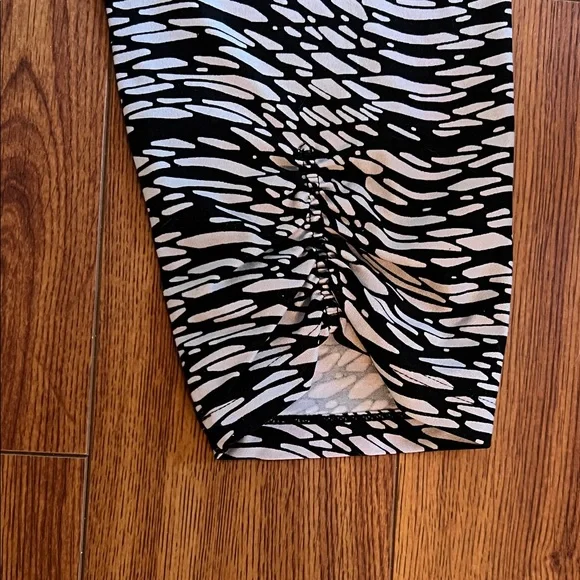 Calvin Klein Performance “Quick Dry” Black & White Abstract Print Capri Leggings - Picture 5 of 5